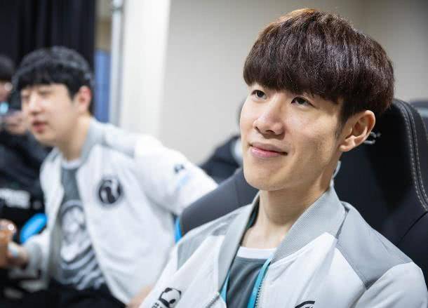 包含TheShy重返赛场，比赛规则变更首场状态出色，RNG观众沸腾！比赛高潮迭起的词条