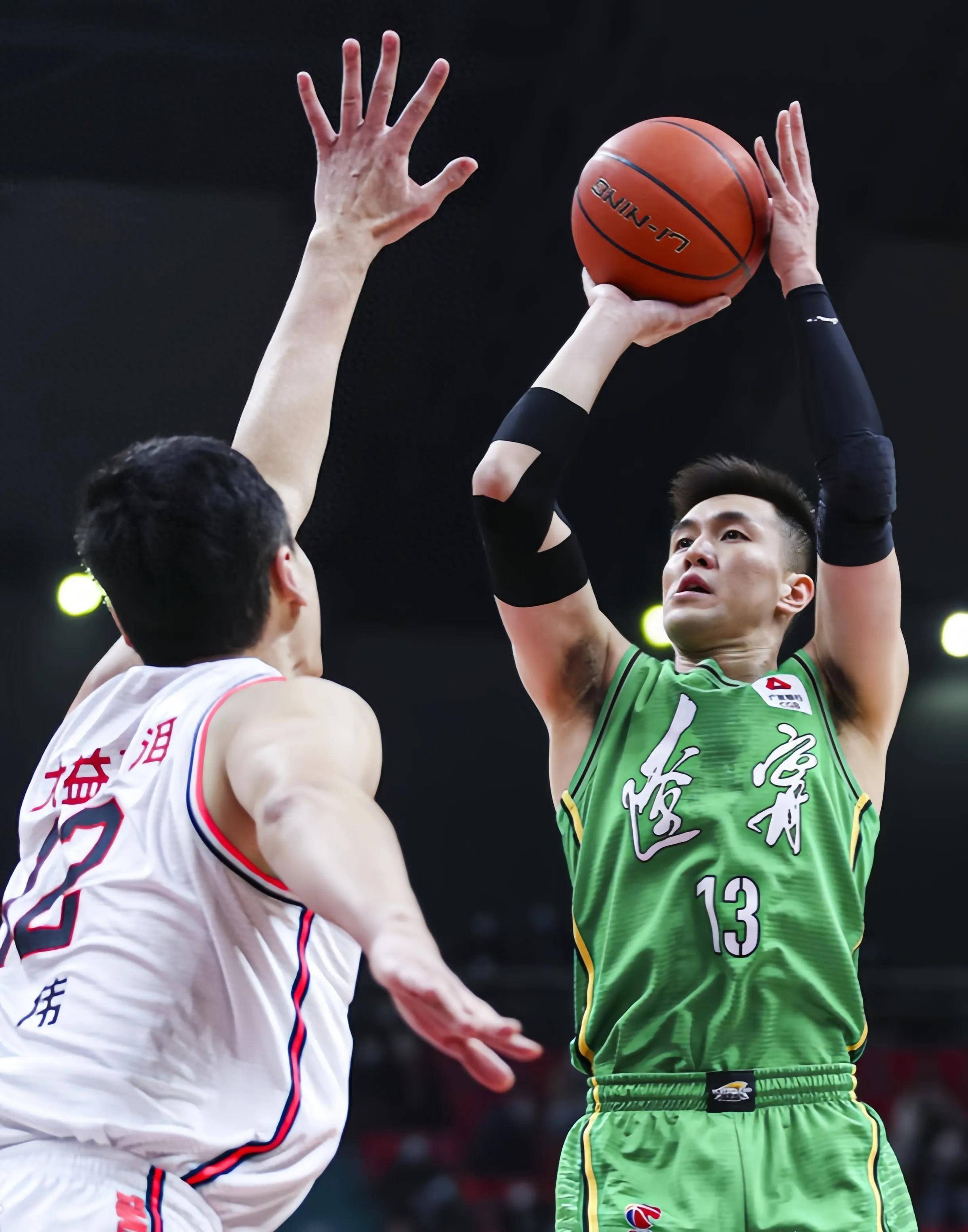 包含明晨总决赛焦点战！新疆男篮迎战阿森纳，小胜或上演的词条